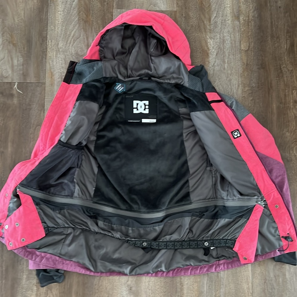 DC Snowboarding Jacket - Picture 3 of 4